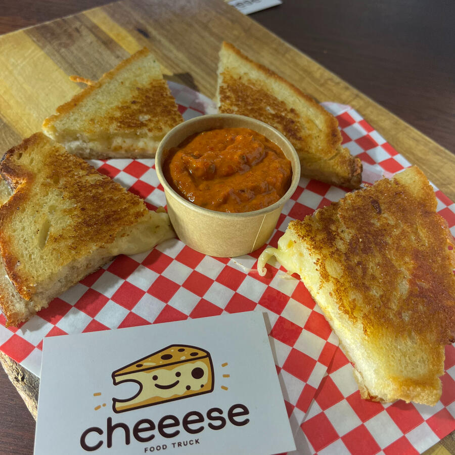 le sandwich phare de cheeese foodtruck le cheeesy à partager avec sa sauce au poivrons confits