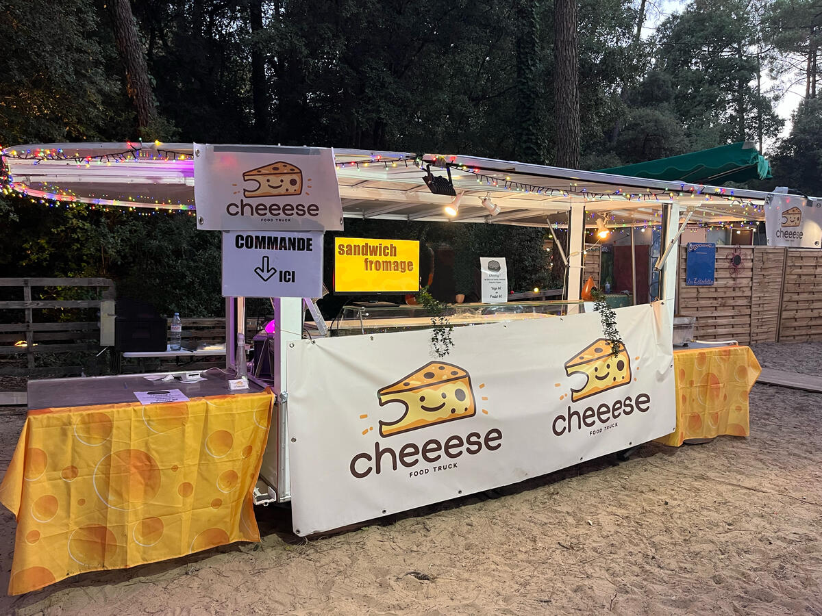 La remorque cheeese foodtruck lors d&#39;un évènement à la Guinguette ensablée à Saint Hilaire de Riez.