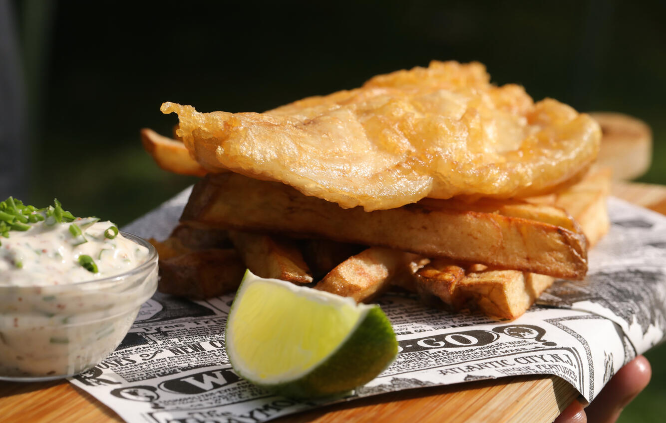 fish and chips délicieux avec sauce tartare maison et citron vert